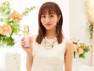 ★堀田茜さんも実感。「エスト ザ ローション」潤いの実力